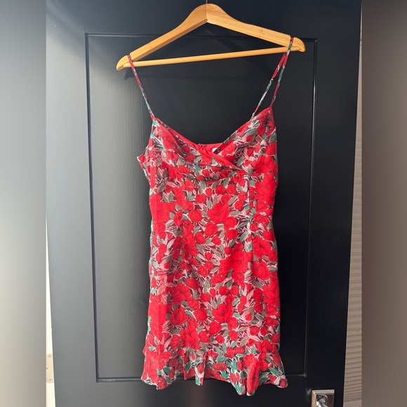 Cute floral dress. Ordered a small and needed medium. Haven’t worn. No tags - Picture 2 of 3